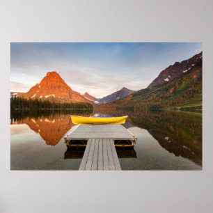 Boote an einem ruhigen Morgen am Two Medicine Lake Poster