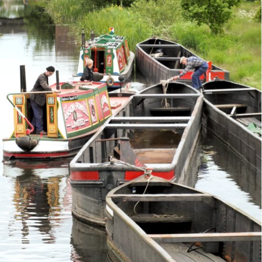 BOOTE AUF DEM KANAL MAGNET