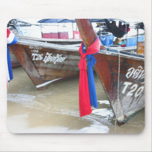 Boote auf den Phi-Phi-Inseln des Strand- , Mousepad