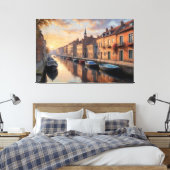 Boote auf einem Kanal mit Gebäude im Hintergrund Leinwanddruck (Insitu (Schlafzimmer))