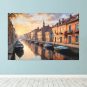 Boote auf einem Kanal mit Gebäude im Hintergrund Leinwanddruck (Insitu (Holzboden))