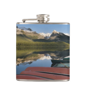 Boote, die am Ufer des Maligne Lake geparkt sind, Flachmann