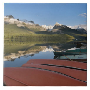 Boote, die am Ufer des Maligne Lake geparkt sind, Fliese