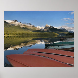 Boote, die am Ufer des Maligne Lake geparkt sind, Poster