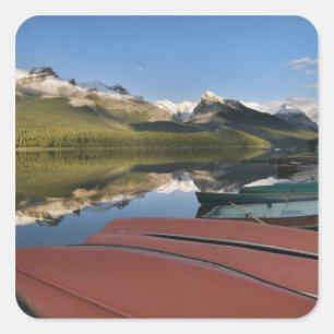 Boote, die am Ufer des Maligne Lake geparkt sind, Quadratischer Aufkleber