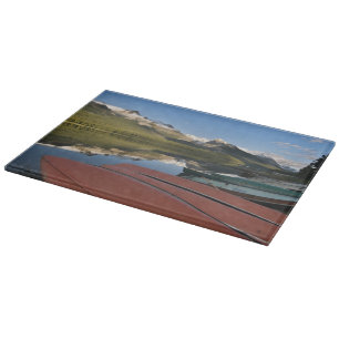 Boote, die am Ufer des Maligne Lake geparkt sind, Schneidebrett