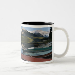 Boote, die auf dem Maligne-See geparkt sind, Zweifarbige Tasse