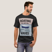 Boote, die Segelboot fahren, vergnügen sich mit de T-Shirt (Vorne ganz)