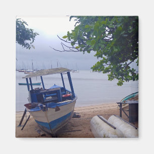 Boote hielten an einem regnerischen Tag am Strand Magnet