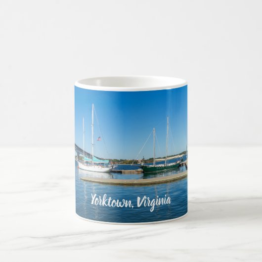 Boote im York River durch Yorktown Kaffeetasse (Mittel)