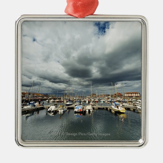 Boote in einem Hafen Silbernes Ornament (Vorne)