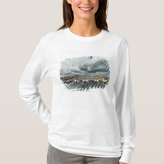 Boote in einem Hafen T-Shirt (Vorderseite)