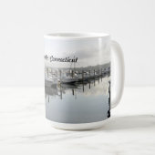 Boote in einem Jachthafen in Niantic Connecticut Kaffeetasse (VorderseiteRechts)