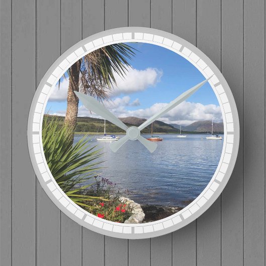 Boote in Port Bannatyne, Insel Bute, Schottland Runde Wanduhr