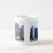 Boote - Schoner gegen die Skyline von Manhattan Kaffeetasse (Mittel)