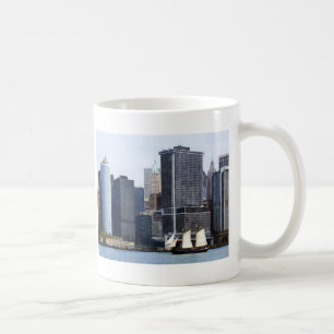 Boote - Schoner gegen die Skyline von Manhattan Kaffeetasse