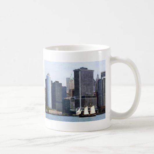 Boote - Schoner gegen die Skyline von Manhattan Kaffeetasse (Rechts)