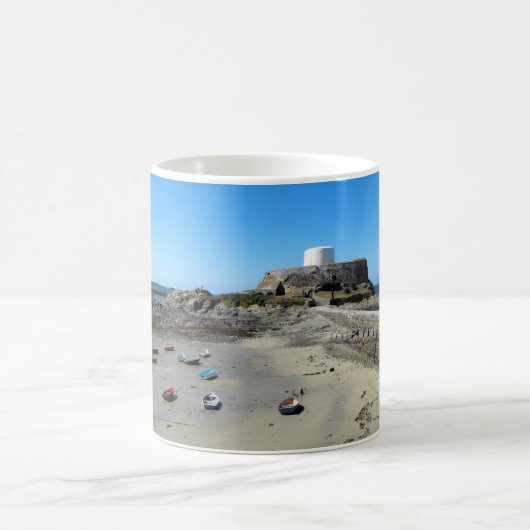 Boote und Fort Gray in Guernsey Kaffeetasse (Mittel)