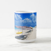 Boote und Strand-Stühle Kaffeetasse (Mittel)