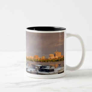 Bootfahrt auf dem Charles River an der Dämmerung Zweifarbige Tasse