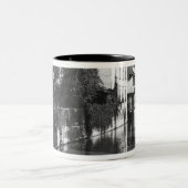 Bootfahrt auf dem Fluss Gera in Erfurt Zweifarbige Tasse (Mittel)