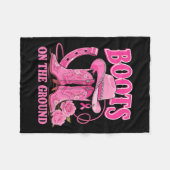 Boots on the Ground Pink Cowgirl Brustkrebs Wes Fleecedecke (Vorderseite (Horizontal))