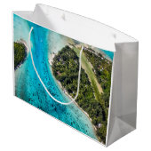 Bora Bora - Weg zum Ozean Große Geschenktüte (Rückseite Schrägansicht)
