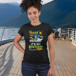Bord des Schiffes Mein Geburtstag Kreuzfahrt T-Shirt<br><div class="desc">Dieses Design kann in dem Bereich personalisiert werden, der durch das Ändern des Fotos und/oder Textes zur Verfügung gestellt wird. Sie können auch angepasst werden, indem Sie auf Vorlage personalisieren klicken und dann auf die Schaltfläche klicken, um weitere Optionen anzupassen, um die Hintergrundfarbe zu löschen oder zu ändern, Text hinzuzufügen,...</div>