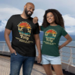 Bord des Schiffes Retro Birthday Cruise T-Shirt<br><div class="desc">Dieses Design kann in dem Bereich personalisiert werden, der durch das Ändern des Fotos und/oder Textes zur Verfügung gestellt wird. Sie können auch angepasst werden, indem Sie auf Vorlage personalisieren klicken und dann auf die Schaltfläche klicken, um weitere Optionen anzupassen, um die Hintergrundfarbe zu löschen oder zu ändern, Text hinzuzufügen,...</div>