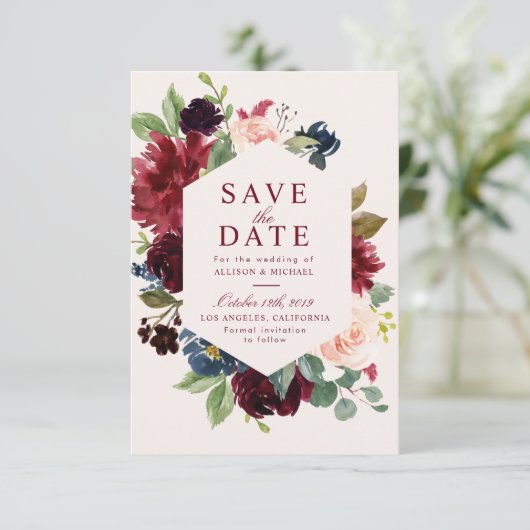 Bordeaux-Blütenkarte Save the Date (Stehend Vorderseite)