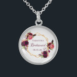 Bordeaux-Bordeaux-Bordeaux Sterling Silberkette<br><div class="desc">Ein trendiges bohemianisches Geschenk für die Bridesmaid. Die Rose sind in Bordeaux und Rosa gehalten. Eleganter weißer Hintergrund. Ein Imitat goldener geometrischer Rahmen. Mit dem Text: Bridesmaid geschrieben mit einem handgeschriebenen Stil Skript. Vorlage für den Namen der Bridesmaid und ein Datum. Burgund farbige Buchstaben.</div>