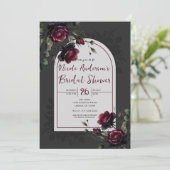 Bordeaux Rote Rosen Schadowy Gray Floral Bridal Einladung (Stehend Vorderseite)