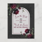 Bordeaux-Rote Rosen Schattengrau-Blütendatum Geret Ankündigungspostkarte (Vorderseite)