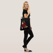bordeauxfarbene Blume, goldene Blätter schwarz Tasche (Am Model)