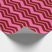 Bordeauxrot Pink Chevron Zickzack-Muster  Geschenkpapier (Ecke)