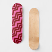 Bordeauxrot Pink Chevron Zickzack-Muster Skateboard (Vorderseite)