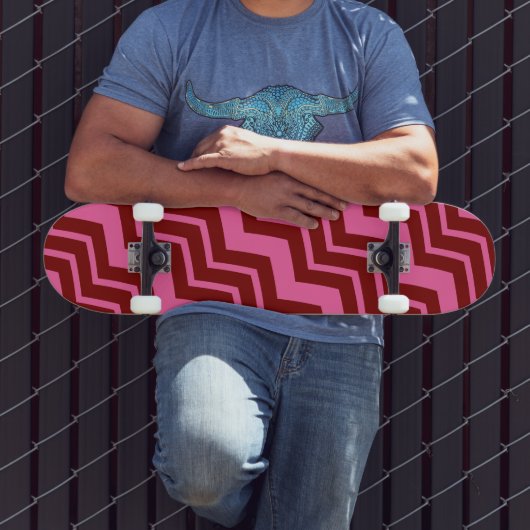 Bordeauxrot Pink Chevron Zickzack-Muster Skateboard (Außenbereich 3)