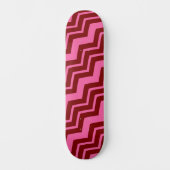 Bordeauxrot Pink Chevron Zickzack-Muster Skateboard (Vorderseite)