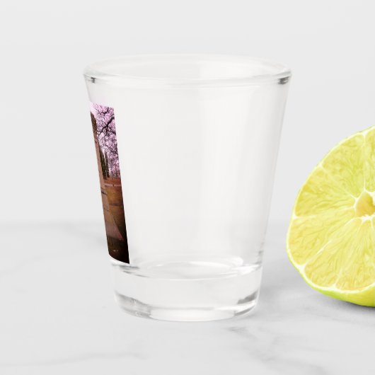 Borden Monument, Fall River, MA - A.J. Borden Schnapsglas (Rechts)