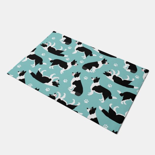 Border Collie and Paw Print Fußmatte (Schrägansicht)