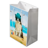 Border Collie Dog on Beach Mittlere Geschenktüte (Rückseite Schrägansicht)