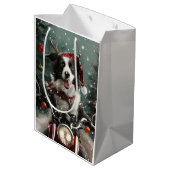 Border Collie Dog Reiten Motorrad Weihnachten Mittlere Geschenktüte (Rückseite Schrägansicht)
