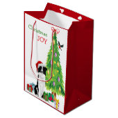 Border Collie Dog Weihnachtsmannmütze und Weihnach Mittlere Geschenktüte (Vorderseite Schrägansicht)