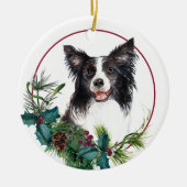 Border Collie Evergreen Berry Wreath Keramik Ornament (Vorne)