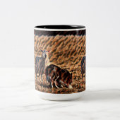 Border Collie Herding Sheep "Holding a Single" Zweifarbige Tasse (Mittel)