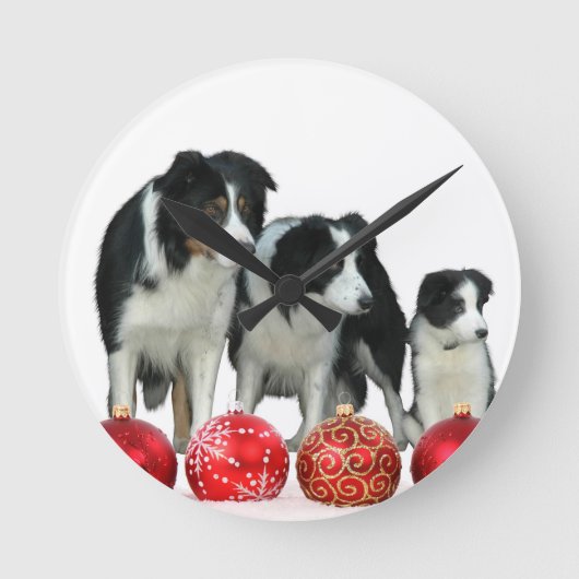 Border Collie Hunde mit Red Christmas Ornaments Runde Wanduhr (Vorderseite)