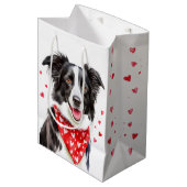 Border Collie Red Heart Bandana Weihnachten Mittlere Geschenktüte (Vorderseite Schrägansicht)
