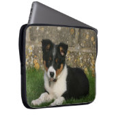 Border-Collie-Welpe mit Blatt im Mund Laptopschutzhülle (Vorne Rechts)