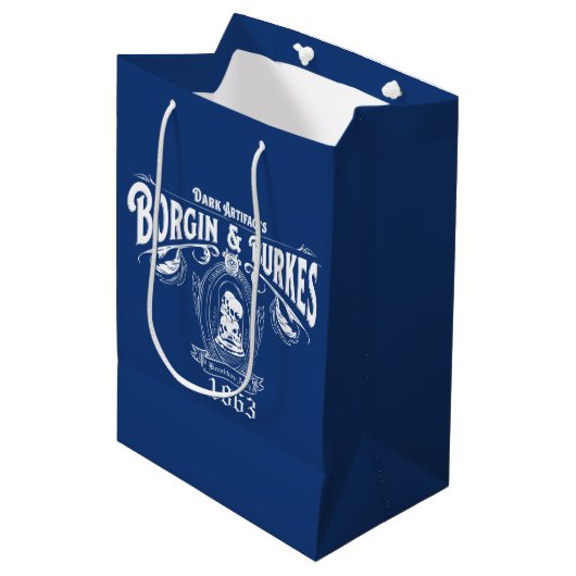 BORGIN & BURKES™ Dark Artifakte Store Grafik Mittlere Geschenktüte (Vorderseite Schrägansicht)
