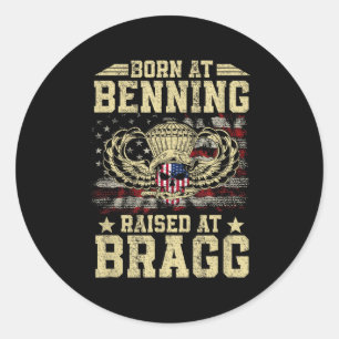 Born At Ft Benning Raised Fort Bragg Airborne Vete Runder Aufkleber